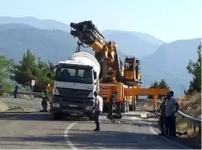 Beton mikseri devrildi, sürücü yaralı kurtuldu Beton mikseri devrildi, sürücü yaralı kurtuldu