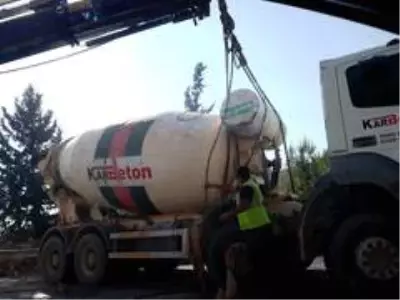 Beton mikseri devrildi, sürücü yaralı kurtuldu Beton mikseri devrildi, sürücü yaralı kurtuldu