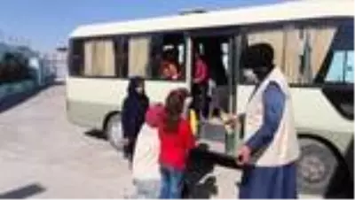 Cerabluslu yetimlerin 'saçlarına örgü yüreklerine kardeşlik' ördüler Cerabluslu yetimlerin 'saçlarına örgü yüreklerine kardeşlik' ördüler