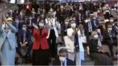 Cumhurbaşkanı Erdoğan'ın kadına şiddet tartışmalarına yönelik sözleri ayakta alkışlandı Cumhurbaşkanı Erdoğan'ın kadına şiddet tartışmalarına yönelik sözleri ayakta alkışlandı