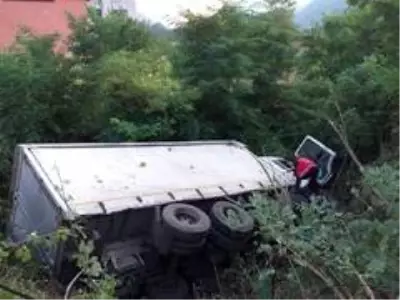 D650 karayolunda çarpışan kamyon ve kamyonet uçuruma yuvarlandı: 2 yaralı D650 karayolunda çarpışan kamyon ve kamyonet uçuruma yuvarlandı: 2 yaralı