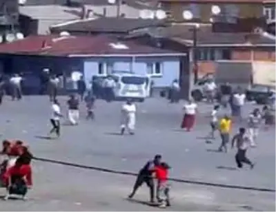 Son dakika... Esenler'de mahalle kavgasında ortalık savaş alanına döndü Son dakika... Esenler'de mahalle kavgasında ortalık savaş alanına döndü