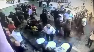 Minik çocuk, tarağının ardından 4. kattan aşağı düştü! Feci olay kamerada Minik çocuk, tarağının ardından 4. kattan aşağı düştü! Feci olay kamerada