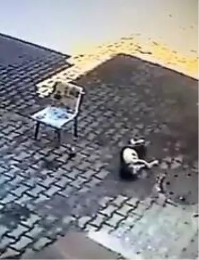 Minik çocuk, tarağının ardından 4. kattan aşağı düştü! Feci olay kamerada Minik çocuk, tarağının ardından 4. kattan aşağı düştü! Feci olay kamerada