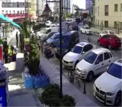 Esenyurt'ta köpekten kaçan 9 yaşındaki çocuğa araba çarptı Esenyurt'ta köpekten kaçan 9 yaşındaki çocuğa araba çarptı