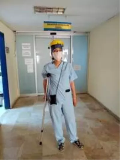 Fedakar doktor kırık ayağına rağmen rapor almadan çalışıyor Fedakar doktor kırık ayağına rağmen rapor almadan çalışıyor