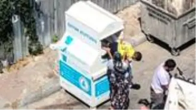 Görenlere pes dedirtti! Yardım kutusuna çocuklarını sokup kıyafet çaldılar Görenlere pes dedirtti! Yardım kutusuna çocuklarını sokup kıyafet çaldılar