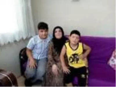 Görme engelli kadının okuma azmini gördü, özel telefon hediye etti Görme engelli kadının okuma azmini gördü, özel telefon hediye etti