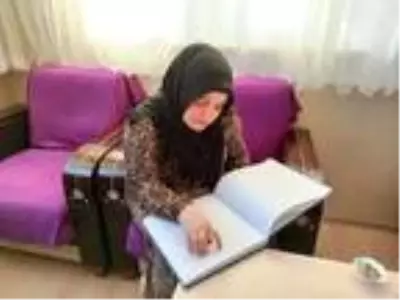 Görme engelli kadının okuma azmini gördü, özel telefon hediye etti Görme engelli kadının okuma azmini gördü, özel telefon hediye etti