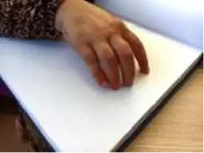 Görme engelli kadının okuma azmini gördü, özel telefon hediye etti Görme engelli kadının okuma azmini gördü, özel telefon hediye etti