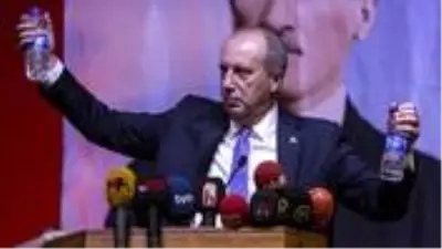 İnce, 'CHP'yi bölüyorsun' diyenlere eline aldığı pet şişelerle yanıt verdi İnce, 'CHP'yi bölüyorsun' diyenlere eline aldığı pet şişelerle yanıt verdi