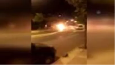 Son dakika haber... İstanbul'da aydınlatma direğine çarpan otomobil alev aldı Son dakika haber... İstanbul'da aydınlatma direğine çarpan otomobil alev aldı