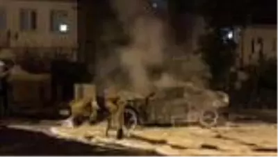 Son dakika haber... İstanbul'da aydınlatma direğine çarpan otomobil alev aldı Son dakika haber... İstanbul'da aydınlatma direğine çarpan otomobil alev aldı