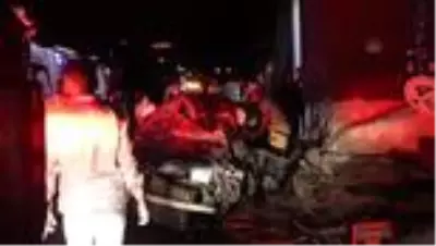 İzmir'de otomobil üst geçide çarptı: 1'i ağır 3 yaralı İzmir'de otomobil üst geçide çarptı: 1'i ağır 3 yaralı