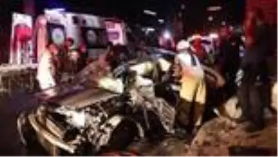 İzmir'de otomobil üst geçide çarptı: 1'i ağır 3 yaralı İzmir'de otomobil üst geçide çarptı: 1'i ağır 3 yaralı