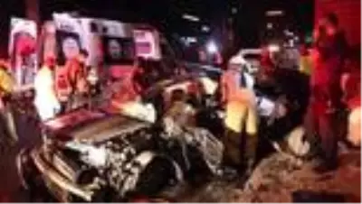 İzmir'de otomobil üst geçide çarptı: 1'i ağır 3 yaralı İzmir'de otomobil üst geçide çarptı: 1'i ağır 3 yaralı