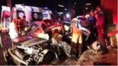 İzmir'de otomobil üst geçide çarptı: 1'i ağır 3 yaralı İzmir'de otomobil üst geçide çarptı: 1'i ağır 3 yaralı