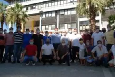İzmirli servisçilerden Büyükşehir önünde 'S Plaka' eylemi İzmirli servisçilerden Büyükşehir önünde 'S Plaka' eylemi
