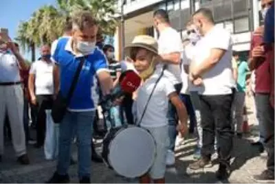 İzmirli servisçilerden Büyükşehir önünde 'S Plaka' eylemi İzmirli servisçilerden Büyükşehir önünde 'S Plaka' eylemi
