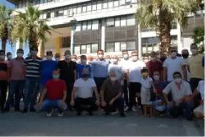 İzmirli servisçilerden Büyükşehir önünde 'S Plaka' eylemi İzmirli servisçilerden Büyükşehir önünde 'S Plaka' eylemi
