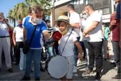 İzmirli servisçilerden Büyükşehir önünde 'S Plaka' eylemi İzmirli servisçilerden Büyükşehir önünde 'S Plaka' eylemi