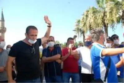 İzmirli servisçilerden Büyükşehir önünde 'S Plaka' eylemi İzmirli servisçilerden Büyükşehir önünde 'S Plaka' eylemi