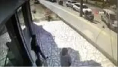 Kaçak elektrik kullanmaktan ceza yiyen baba ve oğlun dehşet saçtığı anlar kamerada Kaçak elektrik kullanmaktan ceza yiyen baba ve oğlun dehşet saçtığı anlar kamerada
