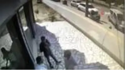 Kaçak elektrik kullanmaktan ceza yiyen baba ve oğlun dehşet saçtığı anlar kamerada Kaçak elektrik kullanmaktan ceza yiyen baba ve oğlun dehşet saçtığı anlar kamerada