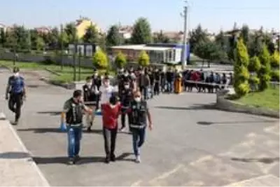Son Dakika | Karaman'da birçok suçtan gözaltına alınan 14 kişi adliyeye sevk edildi Son Dakika | Karaman'da birçok suçtan gözaltına alınan 14 kişi adliyeye sevk edildi