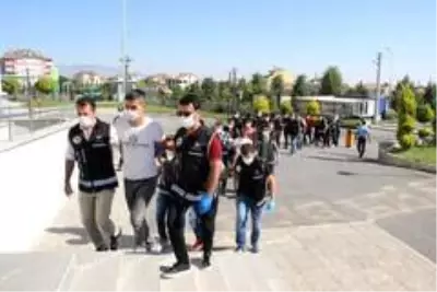 Son Dakika | Karaman'da birçok suçtan gözaltına alınan 14 kişi adliyeye sevk edildi Son Dakika | Karaman'da birçok suçtan gözaltına alınan 14 kişi adliyeye sevk edildi