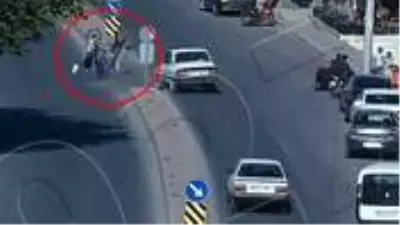 Kaza anında karşı yola fırlayan kişi, hiçbir şey olmamış gibi kalkıp yürüdü Kaza anında karşı yola fırlayan kişi, hiçbir şey olmamış gibi kalkıp yürüdü