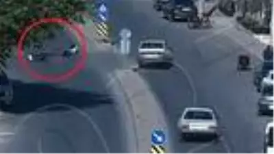 Son dakika haber: Kazada motosikletteki 2 kişinin havaya fırladığı anlar kamerada Son dakika haber: Kazada motosikletteki 2 kişinin havaya fırladığı anlar kamerada