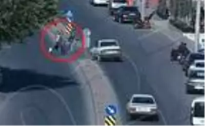 Son dakika haber: Kazada motosikletteki 2 kişinin havaya fırladığı anlar kamerada Son dakika haber: Kazada motosikletteki 2 kişinin havaya fırladığı anlar kamerada