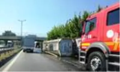 Kimyasal madde yüklü tanker devrildi, sürücü yaralandı Kimyasal madde yüklü tanker devrildi, sürücü yaralandı