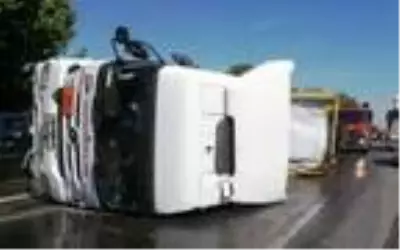 Kimyasal madde yüklü tanker devrildi, sürücü yaralandı Kimyasal madde yüklü tanker devrildi, sürücü yaralandı