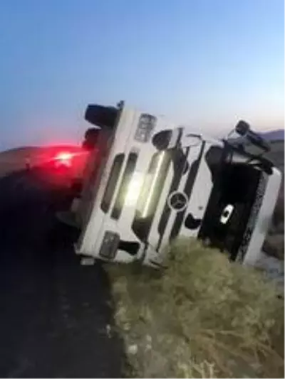 Kontrolden çık süt tankeri devrildi Kontrolden çık süt tankeri devrildi