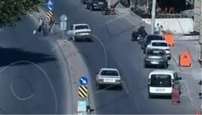 Kaza anında karşı yola fırlayan kişi, hiçbir şey olmamış gibi kalkıp yürüdü Kaza anında karşı yola fırlayan kişi, hiçbir şey olmamış gibi kalkıp yürüdü