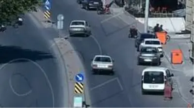 Kaza anında karşı yola fırlayan kişi, hiçbir şey olmamış gibi kalkıp yürüdü Kaza anında karşı yola fırlayan kişi, hiçbir şey olmamış gibi kalkıp yürüdü