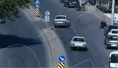 Kaza anında karşı yola fırlayan kişi, hiçbir şey olmamış gibi kalkıp yürüdü Kaza anında karşı yola fırlayan kişi, hiçbir şey olmamış gibi kalkıp yürüdü