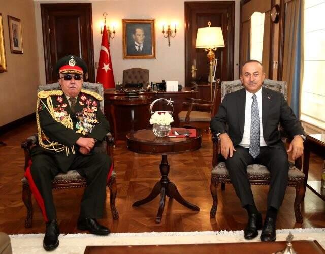 Mevlüt Çavuşoğlu'nun görüştüğü Mareşal Raşid Dostum'un üniformasındaki madalyalar dikkat çekti Mevlüt Çavuşoğlu'nun görüştüğü Mareşal Raşid Dostum'un üniformasındaki madalyalar dikkat çekti