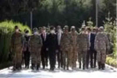 Millî Savunma Bakanı Akar, Azerbaycan'da Haydar Aliyev'in kabrini ziyaret etti Millî Savunma Bakanı Akar, Azerbaycan'da Haydar Aliyev'in kabrini ziyaret etti