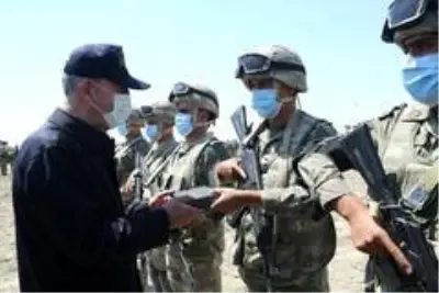 Milli Savunma Bakanı Akar ve TSK Komuta Kademesi Azerbaycan'da icra edilen tatbikatı izledi Milli Savunma Bakanı Akar ve TSK Komuta Kademesi Azerbaycan'da icra edilen tatbikatı izledi