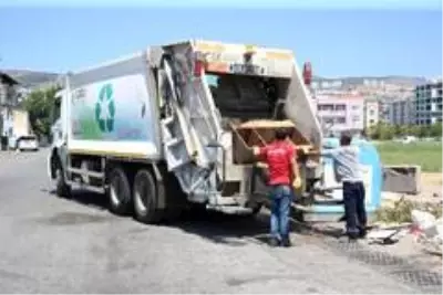 Moloz ekipleri, temiz Çiğli için iş başında Moloz ekipleri, temiz Çiğli için iş başında