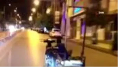 Motosikleti sepetine binerek tek elle sürdü...Tehlikeli yolculuk kamerada Motosikleti sepetine binerek tek elle sürdü...Tehlikeli yolculuk kamerada