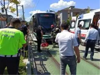 Motosikletliyle raylı yola giren adam tramvayın altında kaldı Motosikletliyle raylı yola giren adam tramvayın altında kaldı