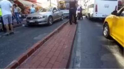 Motosikletten fırlayan sürücü ağır yaralandı Motosikletten fırlayan sürücü ağır yaralandı