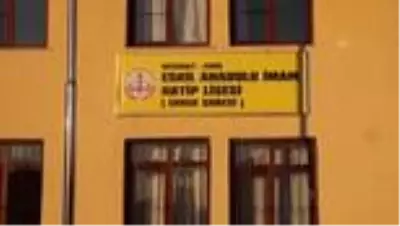 Öğrencilere sürpriz için okulların duvarlarını süslüyor Öğrencilere sürpriz için okulların duvarlarını süslüyor