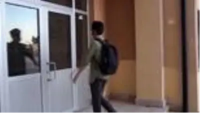 Öğrencilere sürpriz için okulların duvarlarını süslüyor Öğrencilere sürpriz için okulların duvarlarını süslüyor