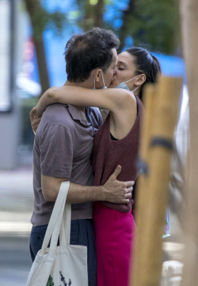Oyuncu Pedro Alonso, sokak ortasında sevgilisini öpücüklere boğdu