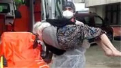 Sağlık çalışanı, yakınlarının dokunmaya korktuğu yaşlı kadını kucağına alarak eve taşıdı Sağlık çalışanı, yakınlarının dokunmaya korktuğu yaşlı kadını kucağına alarak eve taşıdı